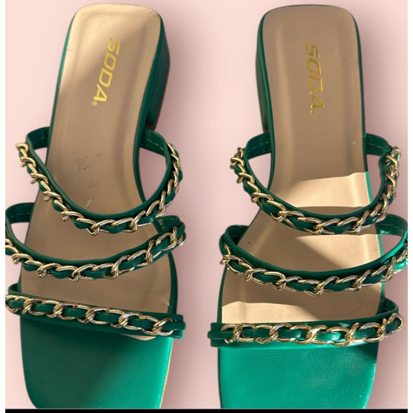 Women's Soda Green & Gold Chain Detail Sandals Size 7 - Picture 2 of 4